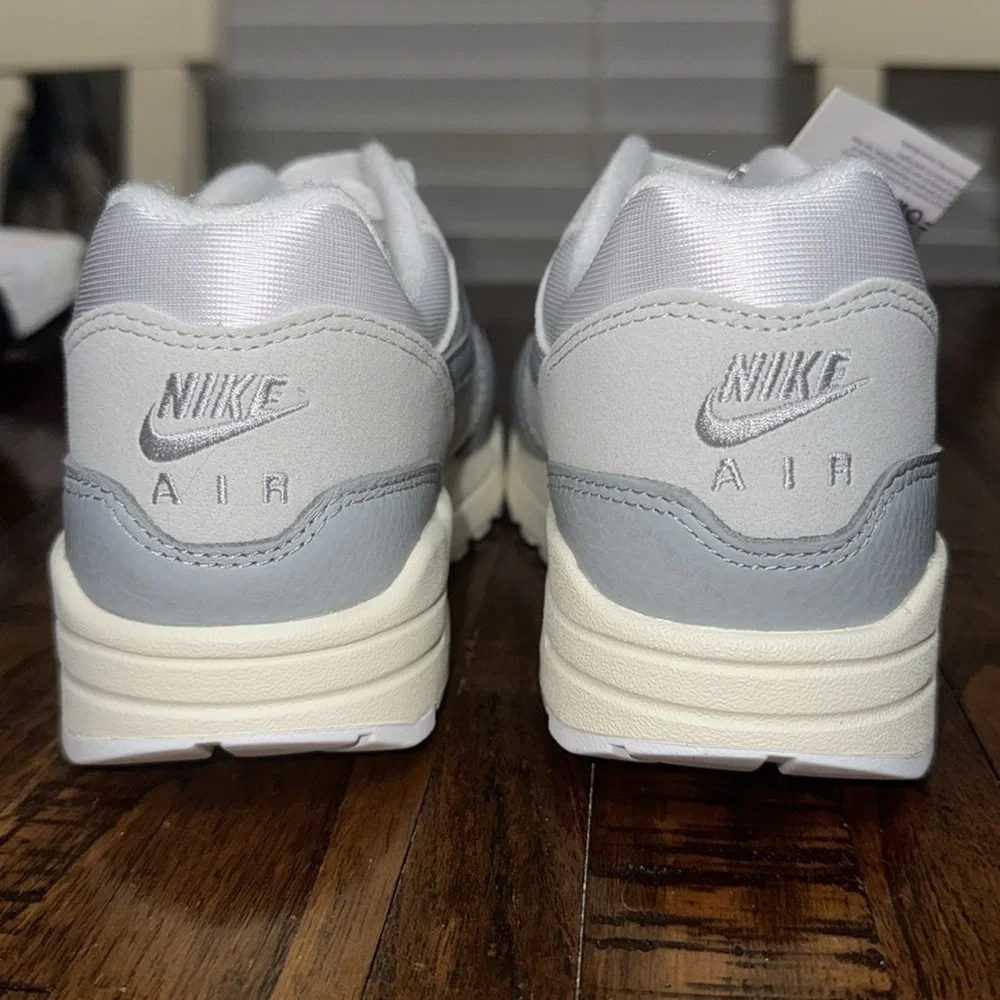 Nike Air Max 1 ’87 Smoke Grey White Sneakers Women’s Classic Retro NWT 7.5